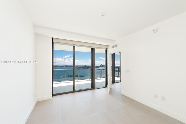 Building Photo - 700 NE 24th St