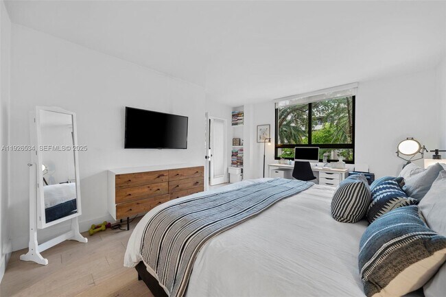 Building Photo - 141 Crandon Blvd