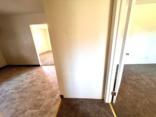 Building Photo - Recently Renovated - 3 bedroom 2 bathroom ...