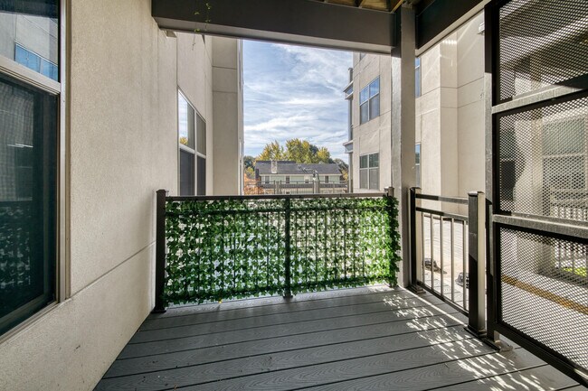 Building Photo - 2420 E Capitol Dr