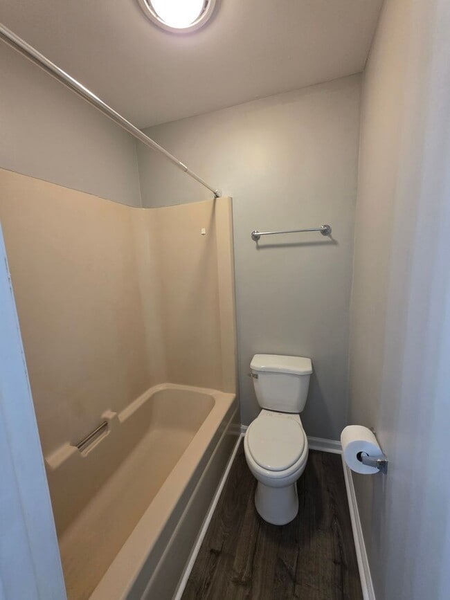 Building Photo - 2 bedroom 1.5 bath townhome in Hendersonville with garage