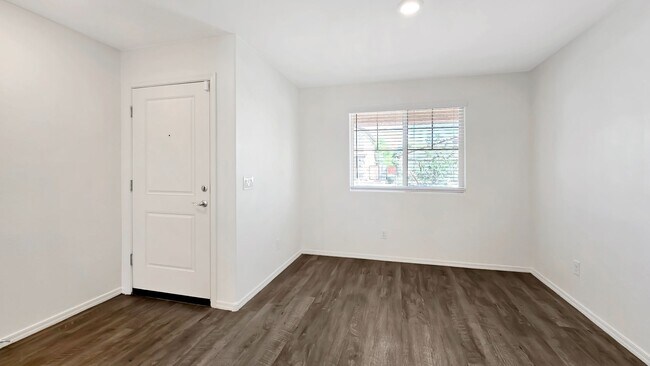 Building Photo - Gorgeous 4 year old home!