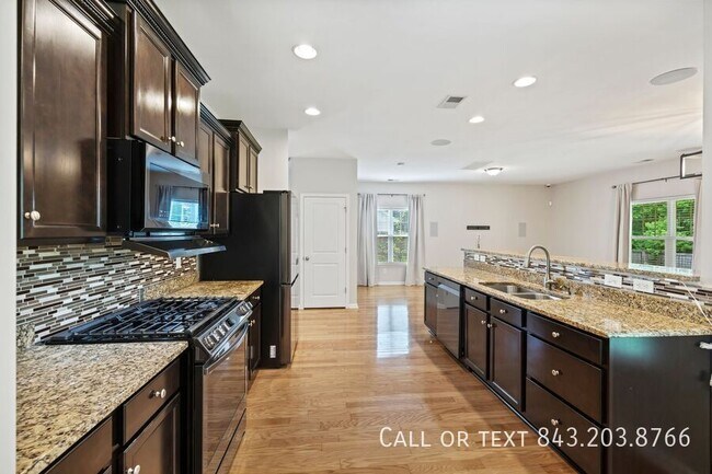 Building Photo - 158 Charlesfort Way