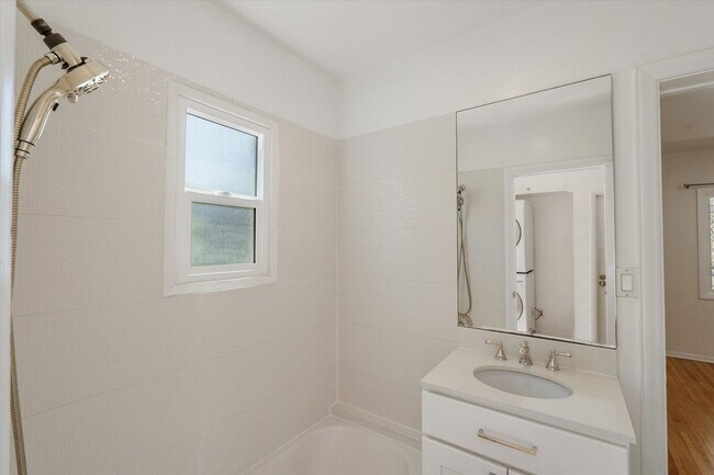 Building Photo - 4 Bed • 3 Bath • 2,135 Sq Ft (Main House) ...