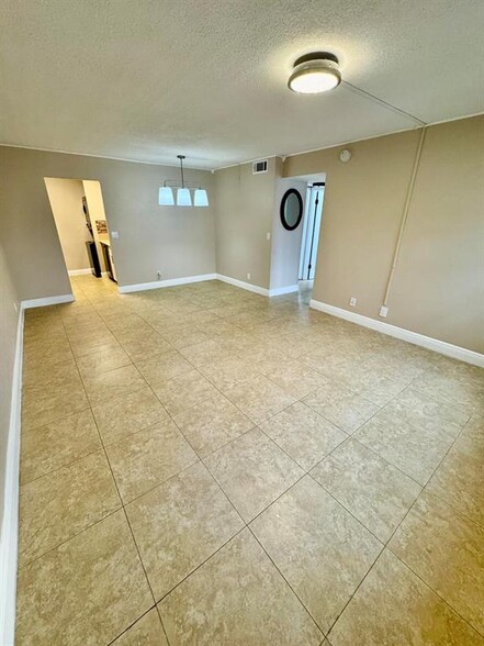 Building Photo - 10008 Twin Lakes Dr