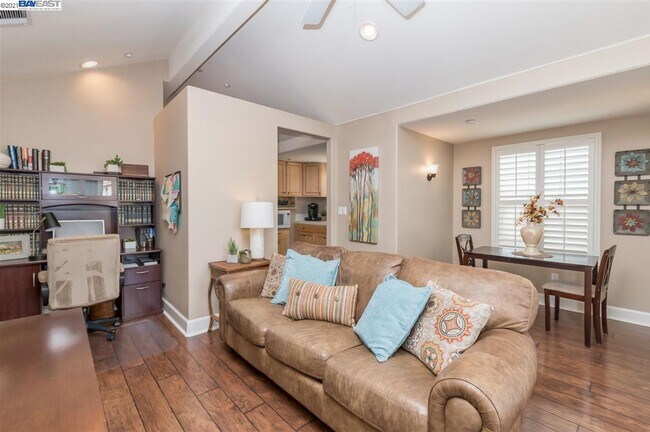 Building Photo - 3004 Lusitana Dr