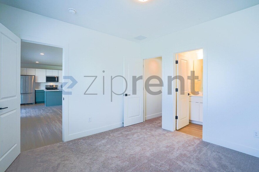 Building Photo - Unit B