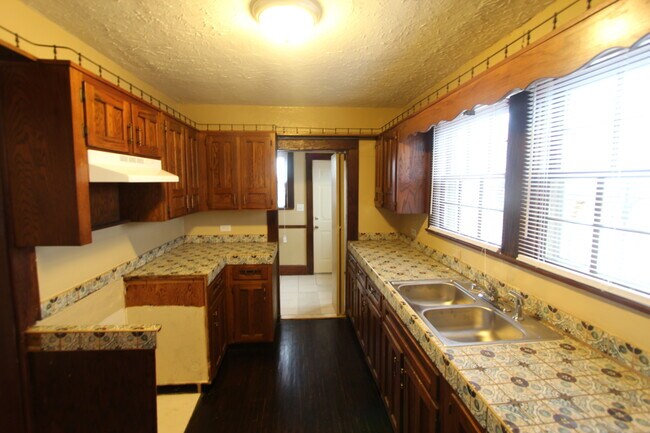 Building Photo - 1605 4th Terrace W