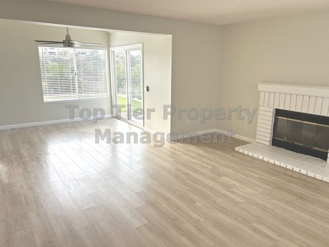 Building Photo - ***Beautiful 3 bed / 2.5 bath House in a N...