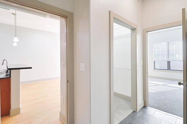 Building Photo - 1901 Post Oak Blvd