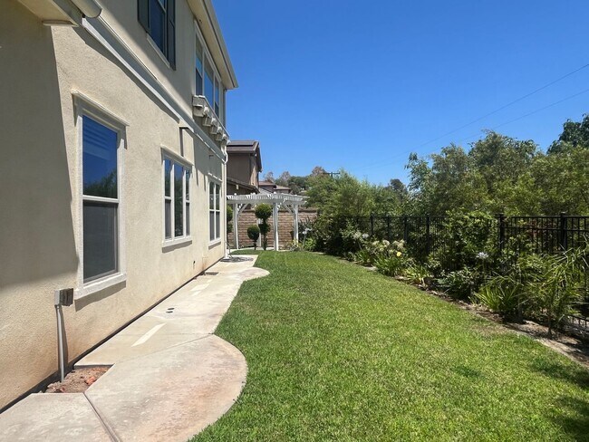 Building Photo - Beautiful San Dimas Home in Gated Community
