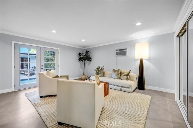 Building Photo - 725 N Doheny Dr
