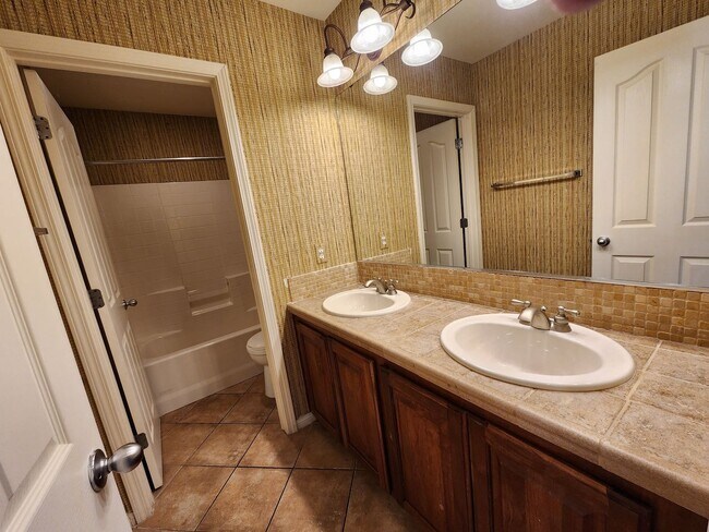 Building Photo - Stunning 4 Bed 3 Bath 2 Story Home with Loft