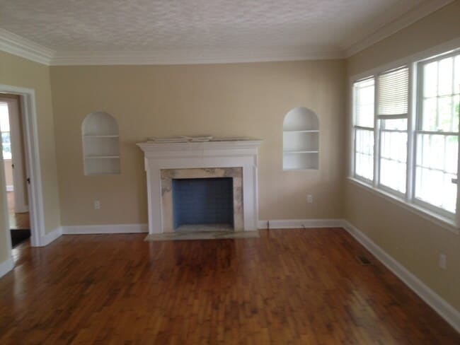 Building Photo - **AVAILABLE NOW**3 Bedroom / 2 Bathroom Ho...