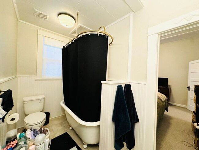 Building Photo - Updated 2 bed/ 1 bath House in Old Town Fo...