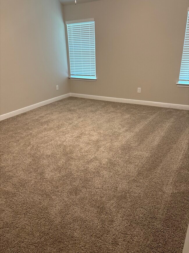 Building Photo - 449 Livingston Dr