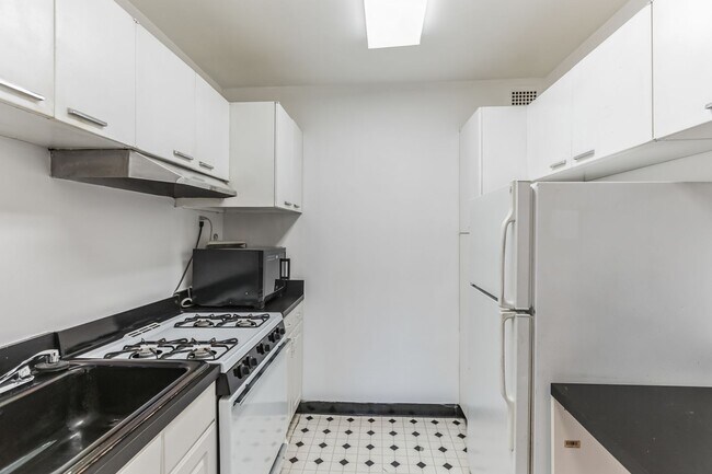 Building Photo - Light-filled studio in the prestigious Towers Condominium, nestled in the heart of Wesley Heights...