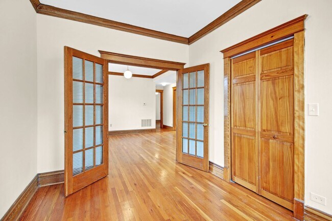 Building Photo - 3600 N Hermitage Ave