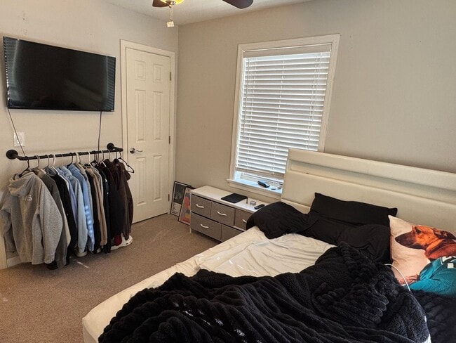 Building Photo - Beautiful Three Bedroom Townhouse