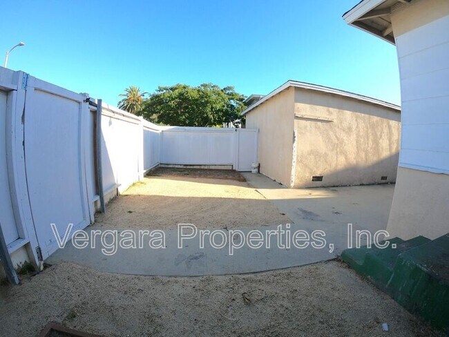 Building Photo - 613 Amapola Ave