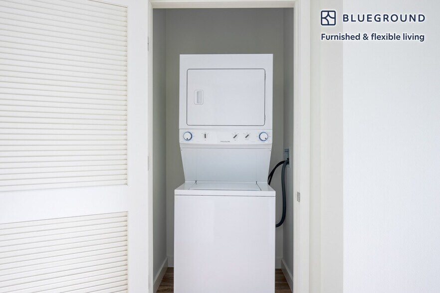 Building Photo - 165 North Des Plaines Street-SI FL3-ID750