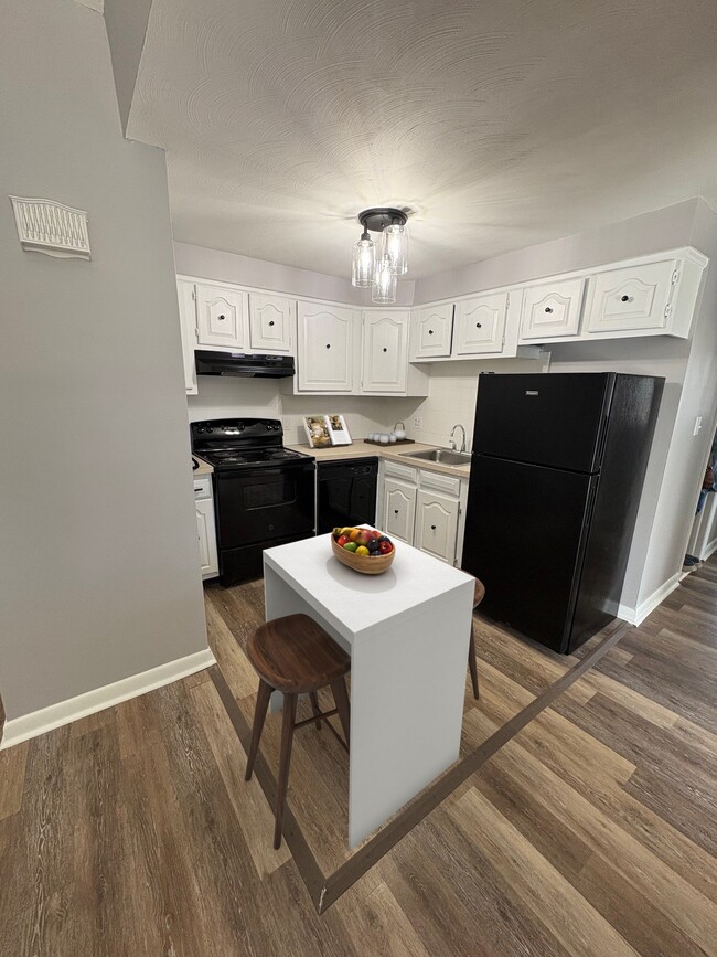 Building Photo - Colonial Court Apartments