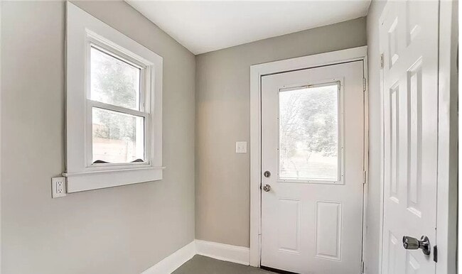 Building Photo - Welcome to this charming 3-bedroom, 2-bath...