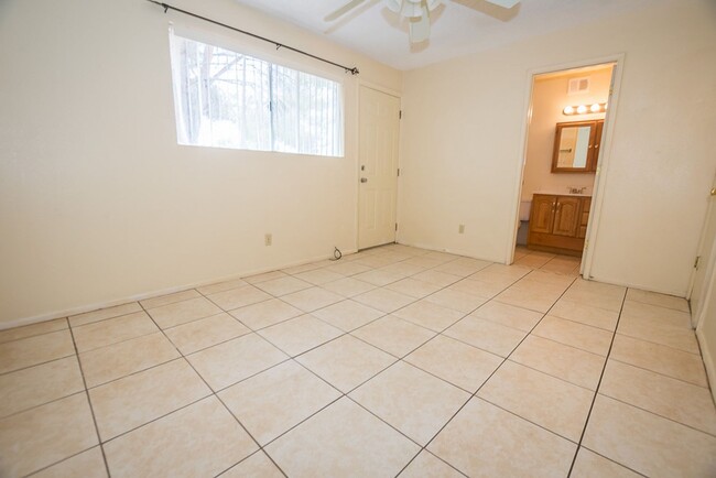 Building Photo - Spacious 3 Bedroom, 2 Bath Home with Updat...