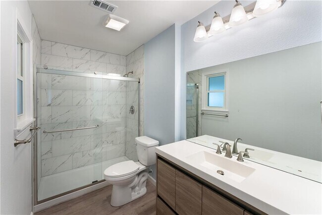 Building Photo - 707 Central Dr
