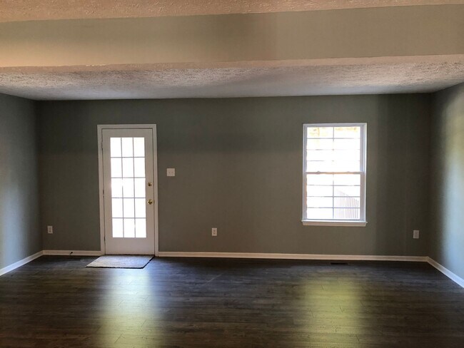 Building Photo - Townhouse-Village of Thomas Run-4 Bathrooms!!