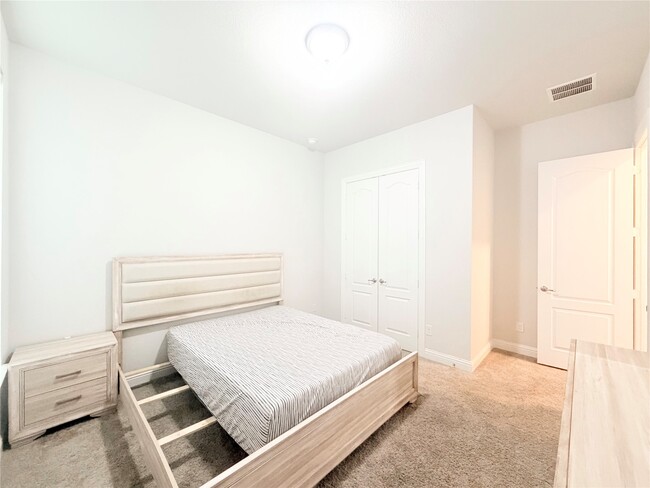 Building Photo - 6610 Lake Oasis Dr