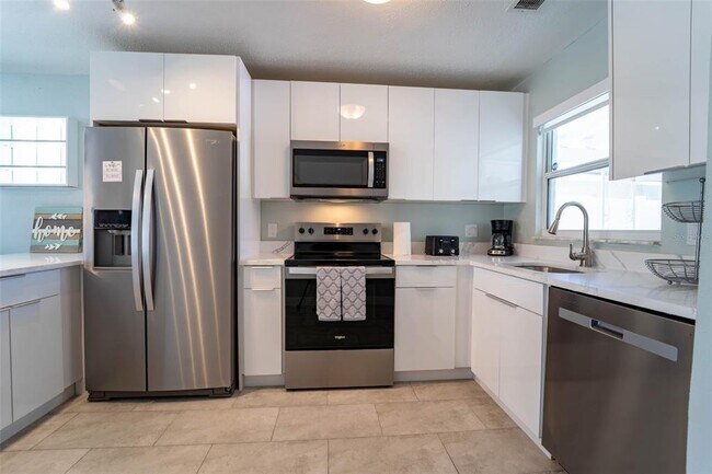 Building Photo - 4825 Floramar Terrace