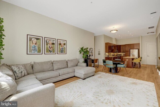 Building Photo - 8220 Crestwood Heights Dr