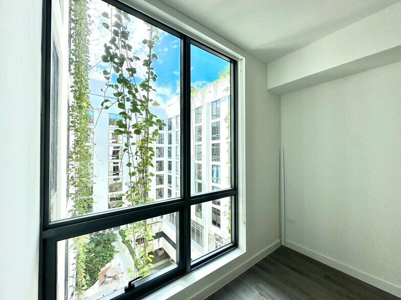 Building Photo - 1900 NW 1st Pl