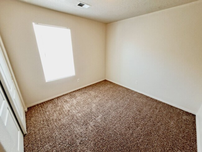 Building Photo - 3 bed 2 bath home in Huning Ranch