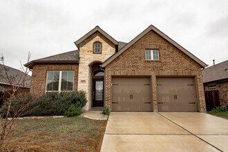 Building Photo - Comfort Meets Style – 3BR/2BA Home in Manor!