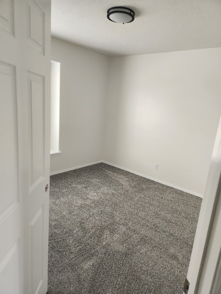 Building Photo - 1427 W Roberts Pl