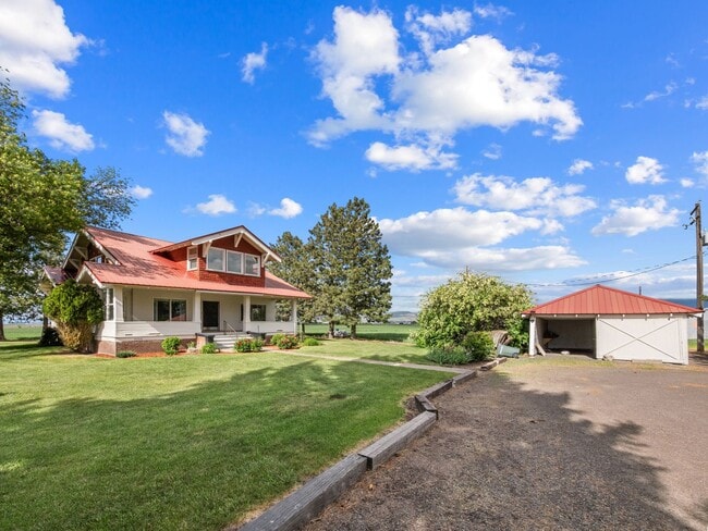 Building Photo - Beautiful craftsman style farmhouse outside Island City with inspiring views of the Grande Ronde ...