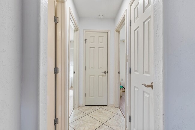 Building Photo - Conveniently located 3 Bedroom with 2 Car Garage