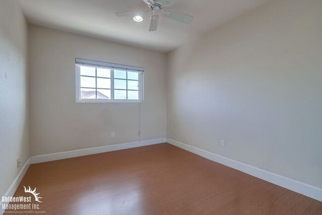 Building Photo - Stylish Upper-Level 2Bdm 1Ba Condo in Gate...
