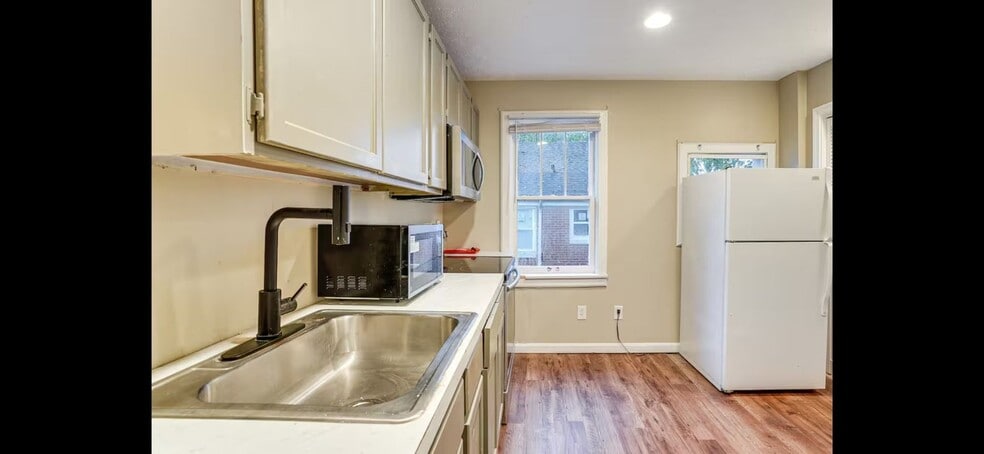 Building Photo - 637 S 44th St