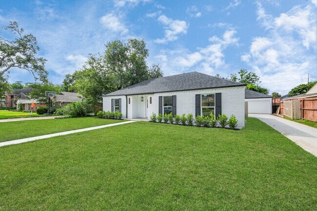 Building Photo - 6249 Locke Ln