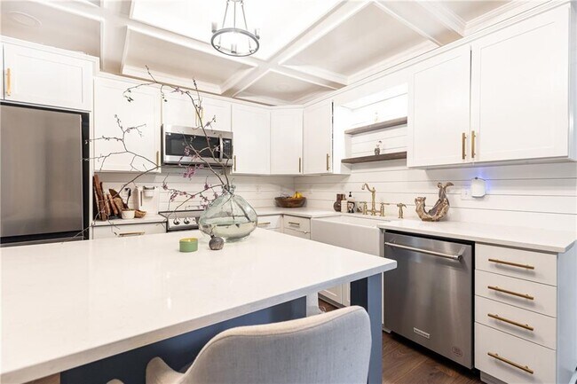 Building Photo - 1443 Fama Dr NE