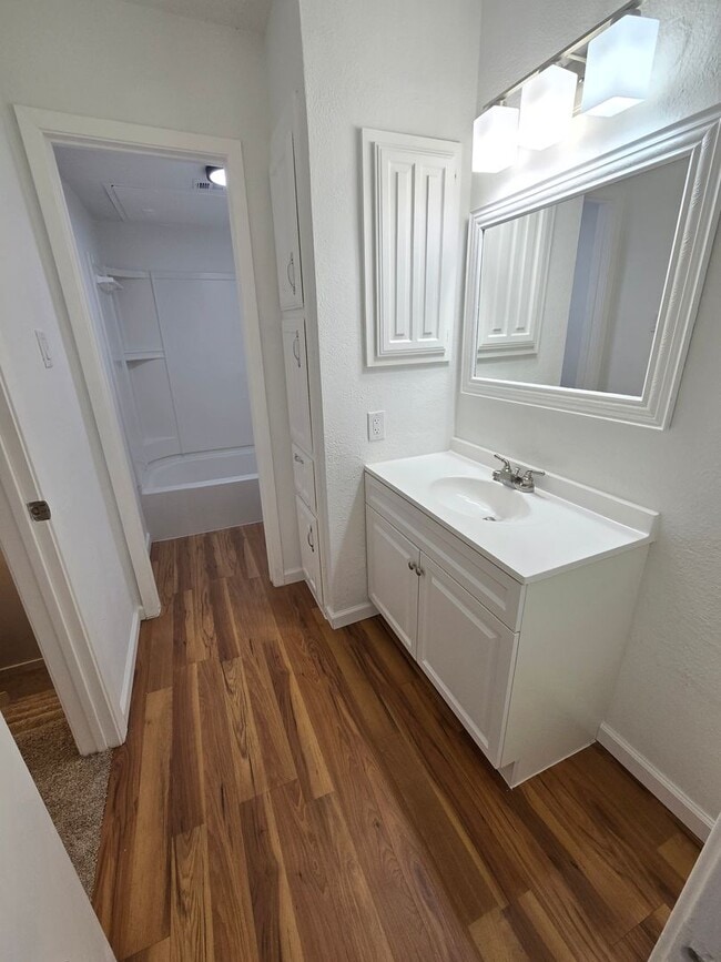 Building Photo - Updated Townhome Condo in Prime Location!