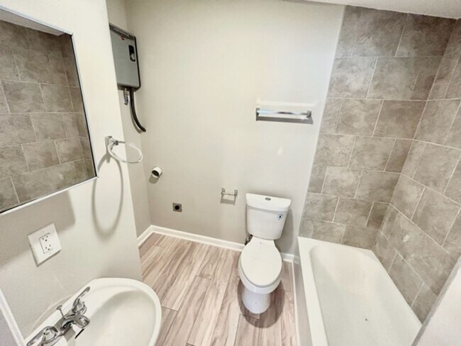 Building Photo - Fully Renovated 2 Bedroom Home in Prime Hu...