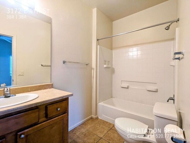 Building Photo - 3172 E 4th St