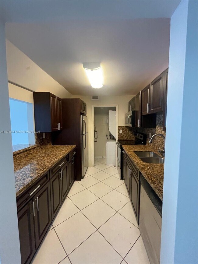 Building Photo - 210 Lakeview Dr