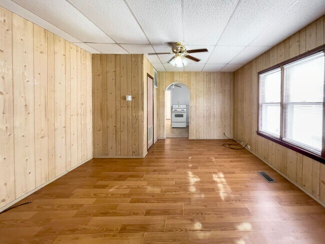 Building Photo - *AVAILABLE NOW!* Cozy Three Bedroom Home!