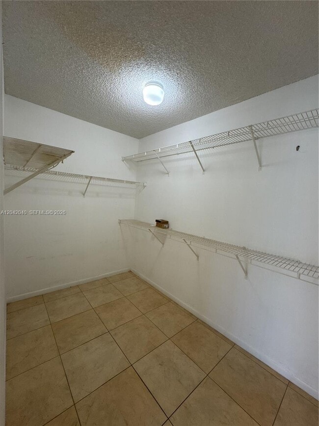 Building Photo - 550 S Park Rd