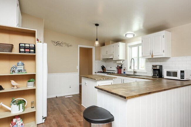Building Photo - 500 Rancheros Dr